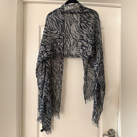 🍷Banana Republic navy and grey abstract print scarf - Picture 5 of 5